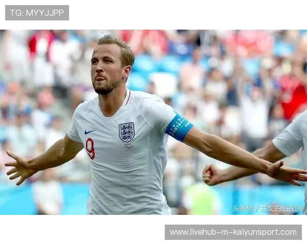 球星夜间小组传切练习：一脚出球到位率成评价指标